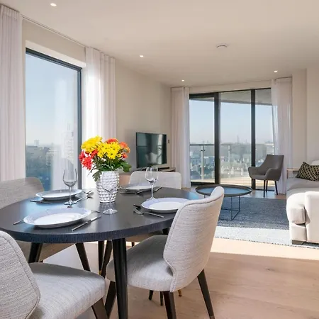 Modern Family Close To Victoria Station By Underthedoormat Apartment