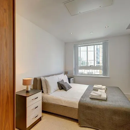 Protem Lincoln Plaza Apartment London