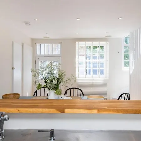 Divine 3 Bed House In Battersea London