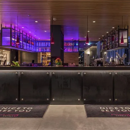 Hotel Moxy London Heathrow Airport 4*
