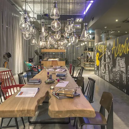 Moxy London Heathrow Airport 4*