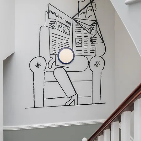 Oyo Townhouse New England, Victoria London