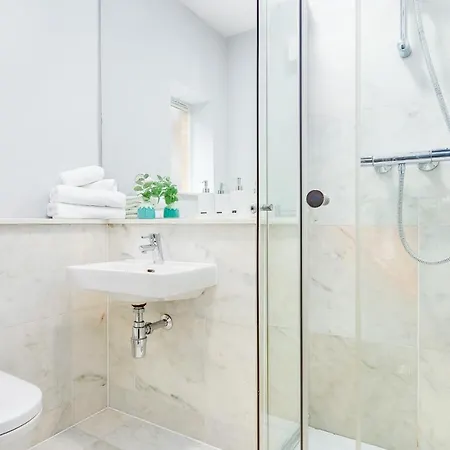 Cleveland Residences By Thesqua.Re Apartment London