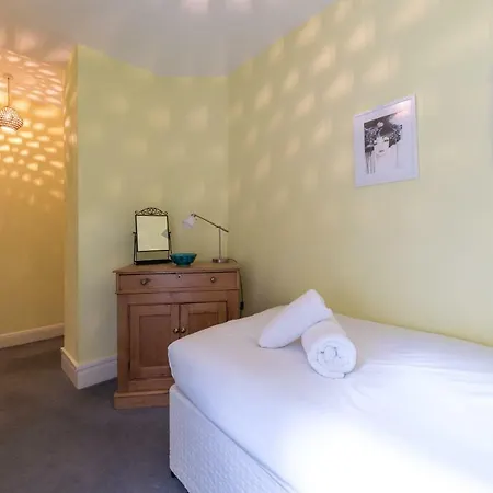 44a Palace Gardens Terrace Apartment *