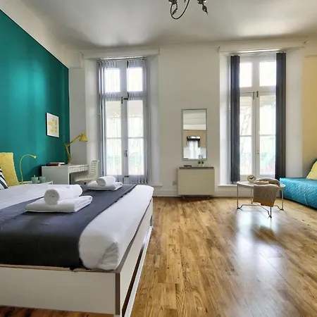 Bayswater Apartments *