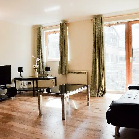 Hotel Oyo 139 Meridian Place 2 Bed London