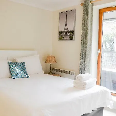 Oyo 139 Meridian Place 2 Bed Hotel London