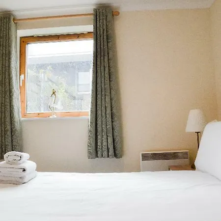 Oyo 139 Meridian Place 2 Bed Hotel