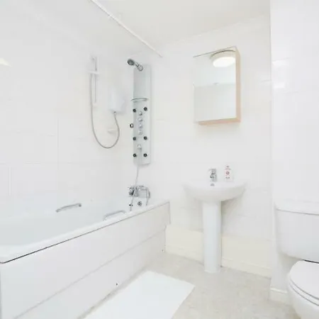 Oyo 140 Meridian Place 3*