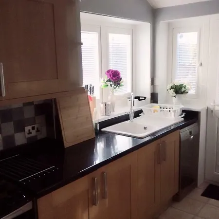 Town Centre Four Bedrooms, Five Beds House *