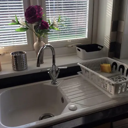 Town Centre Four Bedrooms, Five Beds House *