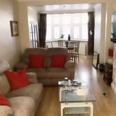 Town Centre Four Bedrooms, Five Beds House *