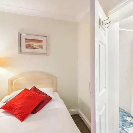 Fairways Paddington Hotel 2*