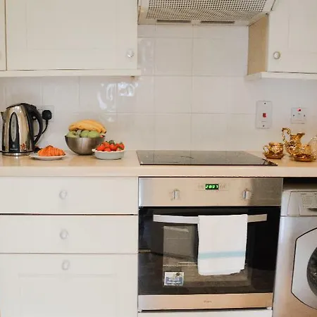 Oyo 139 Meridian Place 2 Bed Hotel