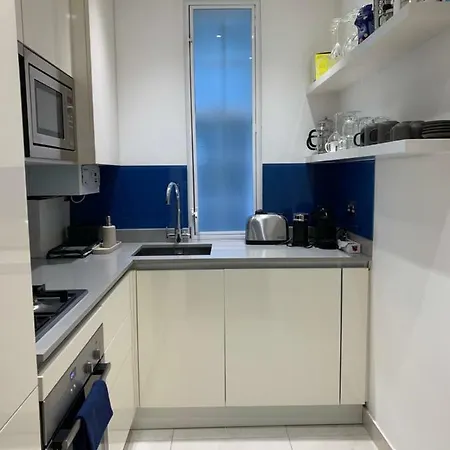 2 Bedroom Just Off Kings Road Apartment