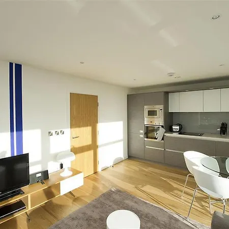 Go Native Stratford East Apartment *
