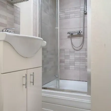 Saltwell Street Deluxe En * London