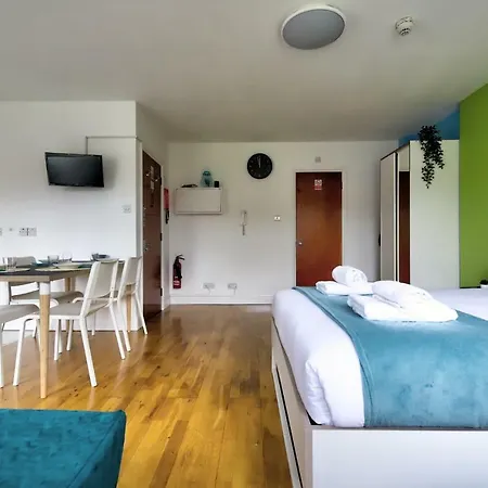 Bayswater Apartments *
