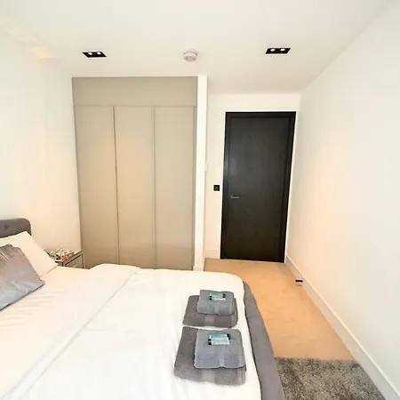 High End Vauxhall Apartment London