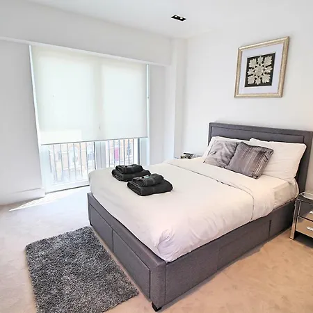 High End Vauxhall Apartment London