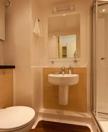Fulham Palace By Allo Housing Hostel London