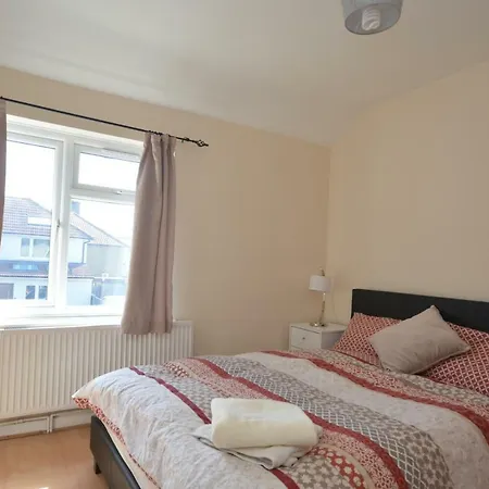 London Deluxe Four Bedroom House * Dagenham