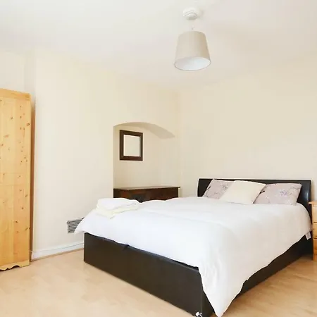 Apartment London Deluxe Four Bedroom House *