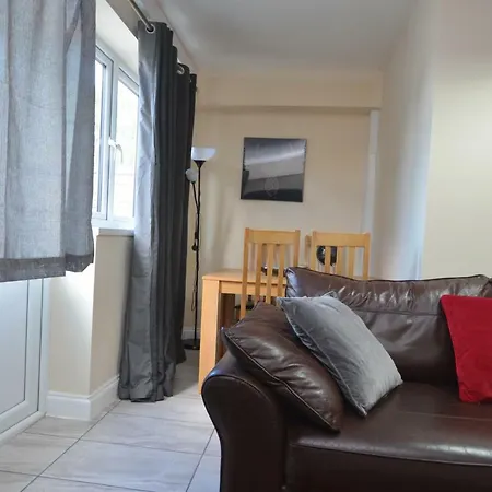 Apartment London Deluxe Four Bedroom House Dagenham