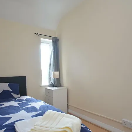 London Deluxe Four Bedroom House * Dagenham