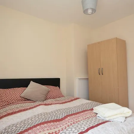 London Deluxe Four Bedroom House * Dagenham