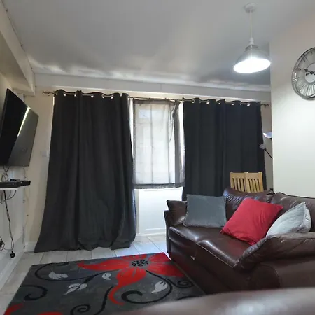 London Deluxe Four Bedroom House * Dagenham