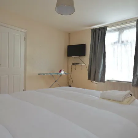 London Deluxe Four Bedroom House Apartment Dagenham