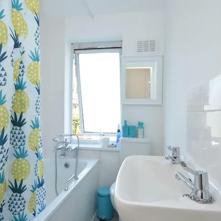 London Deluxe Four Bedroom House * Dagenham