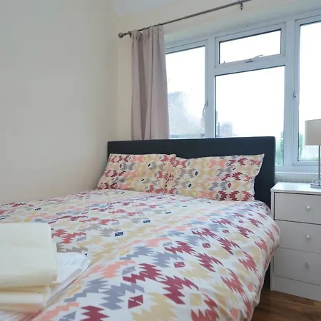 London Deluxe Four Bedroom House Dagenham