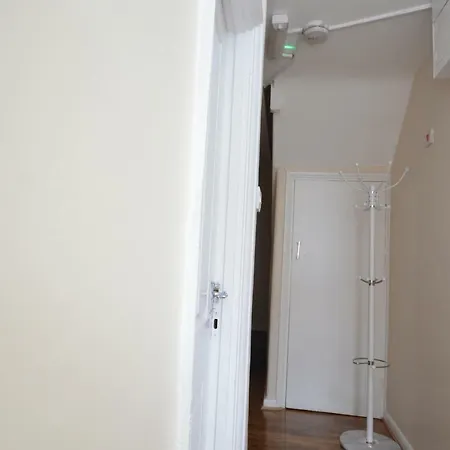 London Deluxe Four Bedroom House Apartment