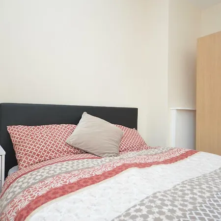 London Deluxe Four Bedroom House *