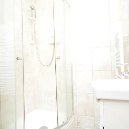Apartment London Deluxe Four Bedroom House Dagenham