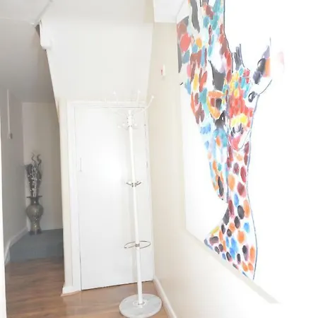 London Deluxe Four Bedroom House Dagenham