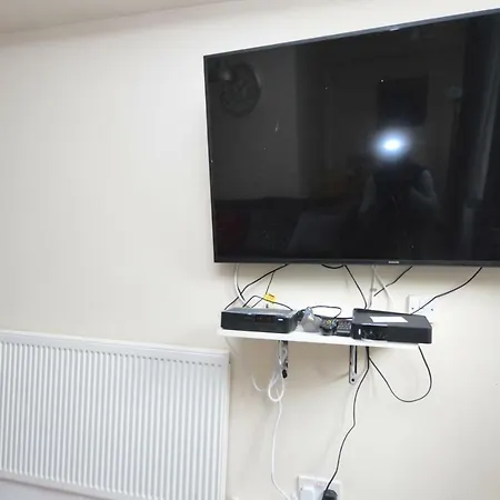 London Deluxe Four Bedroom House Dagenham