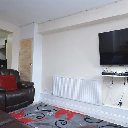 London Deluxe Four Bedroom House Dagenham