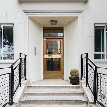 Leinster Gardens By Lime Street *