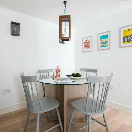 Iverna Gardens By Lime Street Apartment London