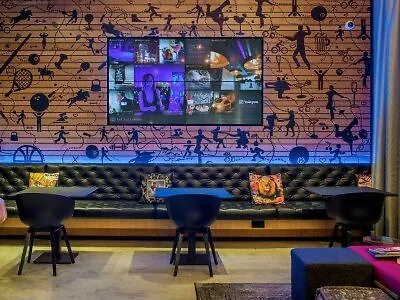 מלון Moxy Stratford 4*