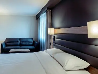 מלון Moxy Stratford 4*