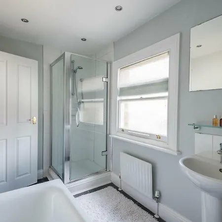 Apartment Traditional Richmond By Twickenham By Underthedoormat *