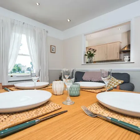 Apartment Traditional Richmond By Twickenham By Underthedoormat *