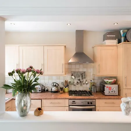 Apartment Traditional Richmond By Twickenham By Underthedoormat London