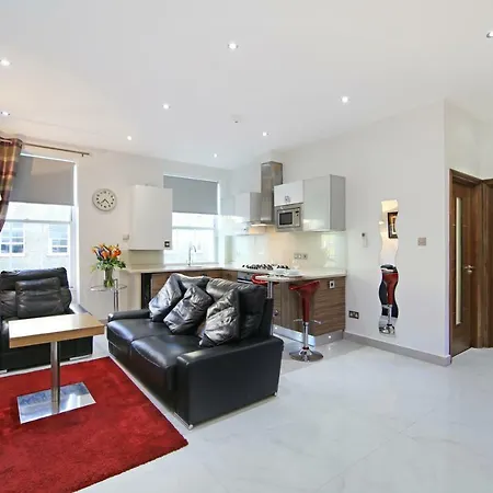 Baker Street Apartment *