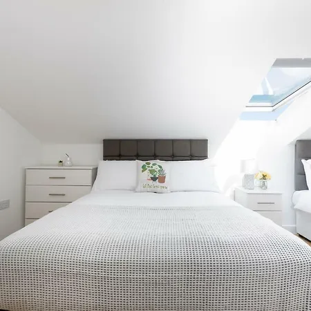 Skyvillion - Cozy In Town With Free Parking & Wifi