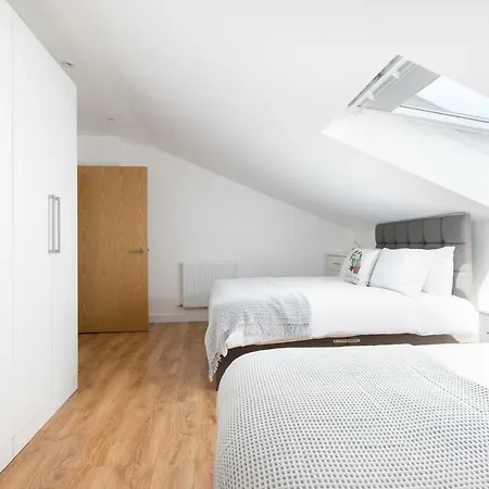 Skyvillion - Cozy In Town With Free Parking & Wifi Enfield